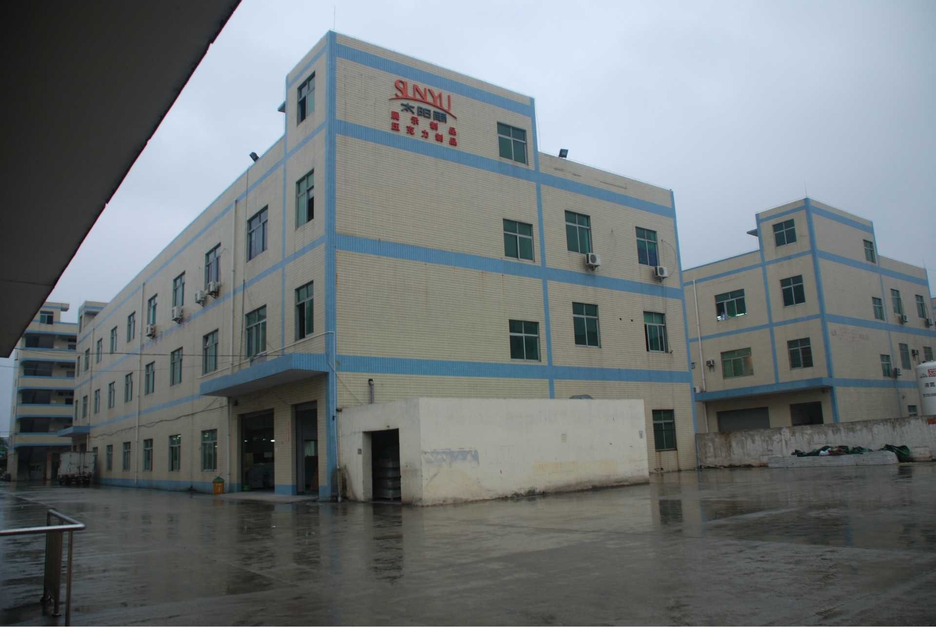 深圳厂家以专业设计与高效生产，打造高性价比亚克力精致相框